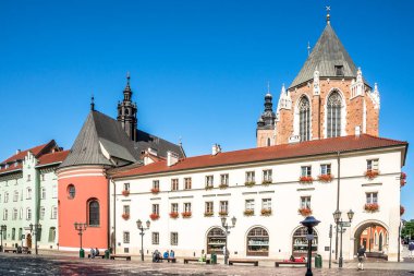 KRAKOW, POLAND - 27 Temmuz 2023 Krakow sokaklarındaki Aziz Mary Papazına bakın. Krakow Polonya 'nın ikinci büyük ve en eski şehirlerinden biridir..