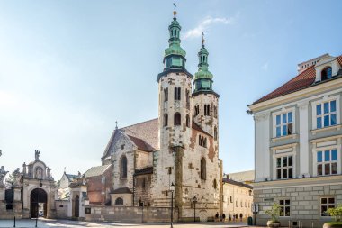 KRAKOW, POLAND - 27 Temmuz 2023 - Krakow sokaklarındaki Saint Andrew ve Paul Kilisesi 'ne bakın. Krakow Polonya 'nın ikinci büyük ve en eski şehirlerinden biridir..