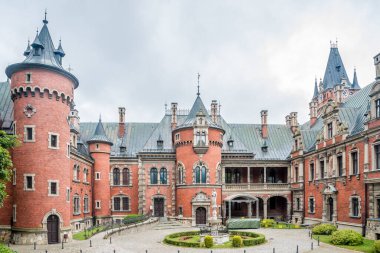 PLAWNIOWICE, POLAND - 26 Temmuz 2023 - Plawniowice palce avlusuna bakın. Plawniowice Güney Polonya 'da bir köydür..