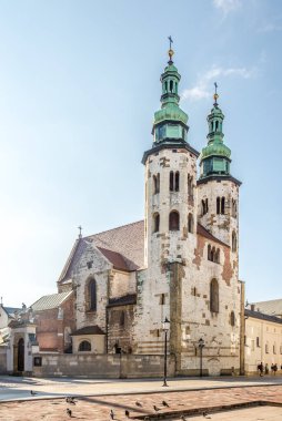 Krakow 'un sokaklarındaki Saint Andrew Kilisesi' ne bakın.