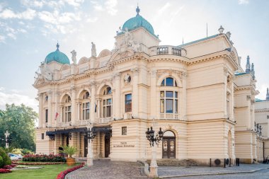 Polonya 'nın Krakow caddelerindeki Tiyatro Binası' na bakın.