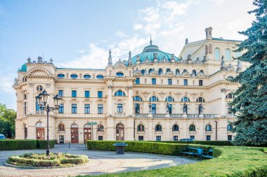 Polonya 'nın Krakow caddelerindeki Tiyatro Binası' na bakın.