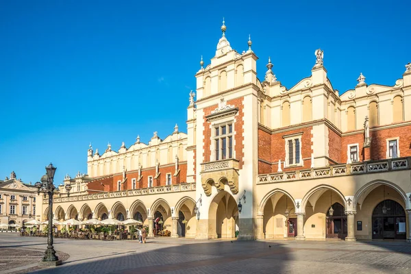 KRAKOW, POLAND - 27 Temmuz 2023 - Krakow sokaklarındaki belediye binasına bakın. Krakow Polonya 'nın ikinci büyük ve en eski şehirlerinden biridir..