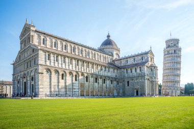 PISA, İtalya - 12 Eylül 2023 Pisa 'da Mucizevi bir yer. Pisa Katedrali, Pisa 'daki Piazza dei Miracoli' de Meryem Ana 'nın Varsayımına adanmış bir ortaçağ Katolik katedralidir..