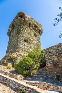 Korsika Nonza, Fransa 'nın küçük bir kasabasındaki Nonza kulesine bakın.