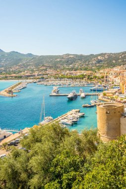 Calvi şehrindeki limana bakın - Korsika - Fransa