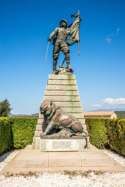 Bonifacio - Korsika, Fransa sokaklarındaki Savaş Anıtı 'na bakın