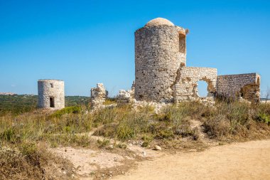 Bonifacio, Fransa 'daki Antik Moulin kalıntılarına bakın.