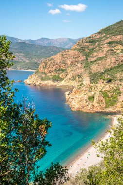 Korsika 'nın batı kıyısındaki Marine de Porto sahiline bakın. 