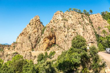 Korsika 'da Ajaccio yolu yakınlarındaki Calanques de Piana' nın doğasına bakın.