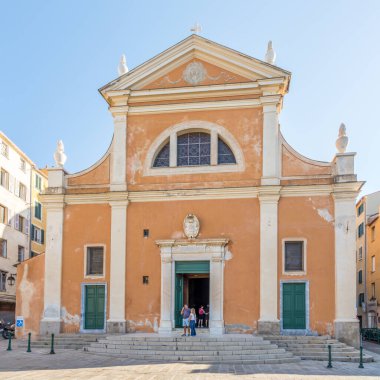 AJACCIO, FRANCE - 9 Eylül 2023 - Ajaccio sokaklarındaki Santa Maria Assunta Katedrali 'ne bakın. Ajaccio, Fransa 'nın Korsika adasının batı kıyısında yer alır..