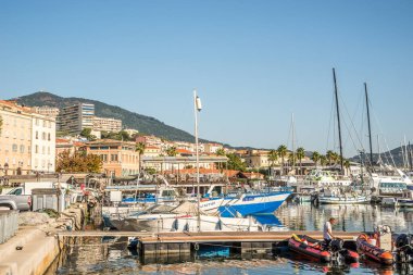 AJACCIO, FRANCE - 9 Eylül 2023 - Ajaccio Kişisel Limanı 'na bakın. Ajaccio, Fransa 'nın Korsika adasının batı kıyısında yer alır..