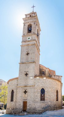 Korsika 'da Porto Vecchio caddelerinde Vaftizci Aziz John Kilisesi' ne bakın.