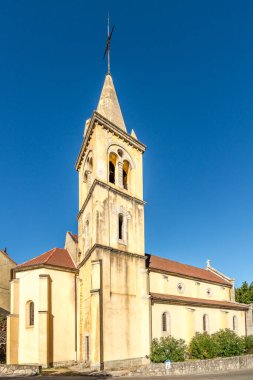 Vivario caddelerindeki Saint-Pierre-aux-Liens Kilisesi 'nde Vivario 10 Eylül 2023. Vivario, Fransa 'nın Haute-Corse bölgesinde, Korsika adasında bir komün.