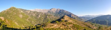 Vivario - Corsica, Fransa yolundaki dağ kitlesine panoramik manzara 