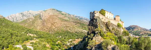 Korsika 'daki Corte Kalesi' nde panoramik manzara