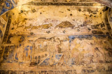 AMRA, JORDAN - 22 Ekim 2023 - Amra Kalesi 'nin içini görün. Qasr Amra, günümüzde Ürdün 'ün doğusunda yer alan en bilinen çöl kalesidir..