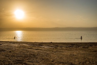 ÖLÜ SEA, JORDAN - 21 Ekim 2023 - Ürdün 'deki Ölü Deniz' in yakınındaki Sunset 'e bakın. Göl yüzeyi deniz seviyesinin 430.5 metre altında..