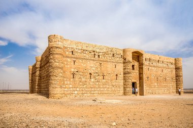 KHARANA, JORDAN - 22 Ekim 2023 - Kharana Kalesi 'ne bakın. Qasr Kharana, günümüzde Ürdün 'ün doğusunda yer alan en bilinen çöl kalelerinden biridir.,