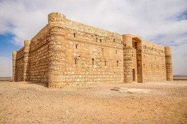 Suudi Arabistan yakınlarındaki doğu Ürdün 'deki Kharana Çöl Kalesi' ne bakın.