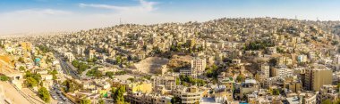 AMMAN, JORDAN - 22 Ekim 2023 - Citadel Hill 'den Amman şehrinde panoramik manzara. Amman Ürdün 'ün başkenti ve en büyük şehridir..
