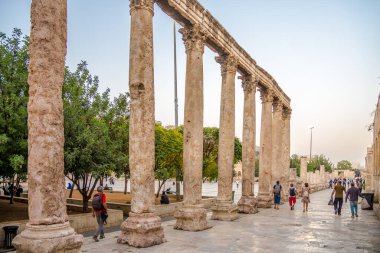 Amman şehrindeki Antik Roma Colonnaded Caddesi - Ürdün