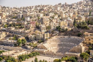 Ürdün 'ün başkenti Amman' daki Citadel Hill 'den Roma tiyatrosu ve Odeon harabelerine bakın.