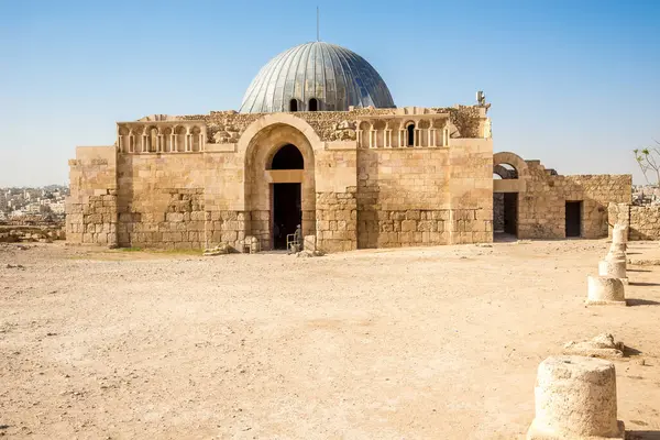 Amman şehrindeki Citadel Hill 'deki Umayyad Sarayı' nın antik harabelerine bakın.