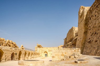 KERAK, JORDAN - 23 Ekim 2023 - Kerak Kalesi 'nin avlusunda görüş. Kerak Şatosu, Ürdün 'ün El-Karak kentinde yer alan büyük bir ortaçağ kalesidir..