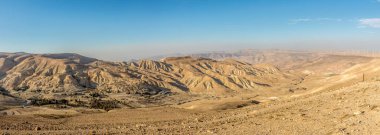 Ürdün 'deki Shobak şatosunun yıkıntılarının yakınındaki doğaya panoramik bir bakış. 