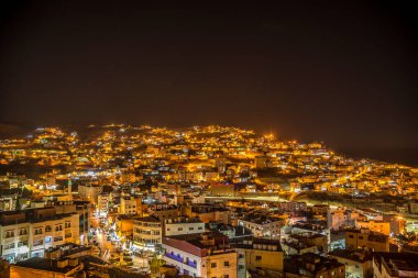 Petra yakınlarındaki Wadi Musa kasabasında gece görüşü - Ürdün