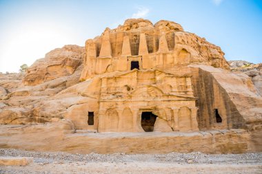 Ürdün 'deki Petra arkeoloji sahasına giden yoldaki Obelisk Mezarı' na bak.