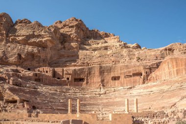 Ürdün 'deki Petra rahaeoloji sahasındaki Roma tiyatrosunun kalıntılarına bakın.