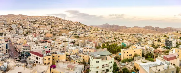 Petra Jordan附近Wadi Musa镇的全景 免版税图库图片