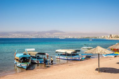 AQABA, JORDAN - 25 Ekim 2023 - Costal City Akabe sokaklarında. Akabe Ürdün 'deki tek kıyı kentidir..