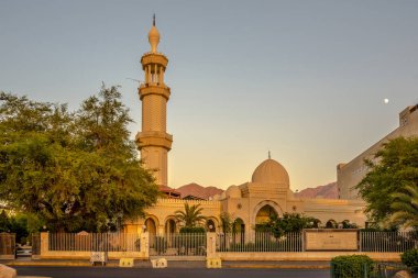 Ürdün 'ün Akabe kentinin caddelerindeki Şerif Hüseyin bin Ali Camii' ne bakın.