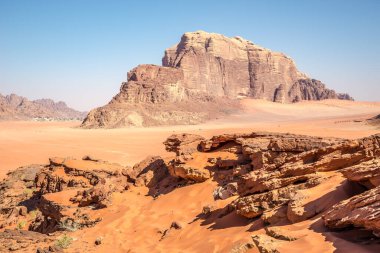 Wadi Rum Vadisi 'ndeki kaya oluşumuna bakın.