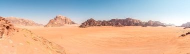 Wadi Rum Çölü kaya oluşumunda panoramik manzara - Jordan