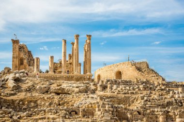 JERASH, JORDAN - 27 Ekim 2023 - Jerash arkeolojik kompleksindeki Zeus Tapınağı 'na bakın. Ürdün Jerash bugün en iyi korunmuş Greko-Roma şehirlerinden birine ev sahipliği yapıyor..
