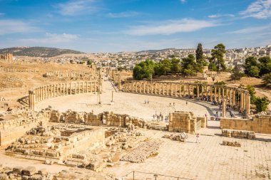 JERASH, JORDAN - 27 Ekim 2023 - Jerash arkeolojik kompleksindeki Oval Plaza 'ya bakın. Ürdün Jerash bugün en iyi korunmuş Greko-Roma şehirlerinden birine ev sahipliği yapıyor..