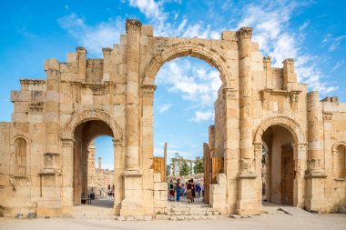 JERASH, JORDAN - 27 Ekim 2023 - Jerash 'ın güney kapısına bakın. Ürdün Jerash bugün en iyi korunmuş Greko-Roma şehirlerinden birine ev sahipliği yapıyor..