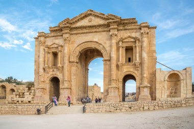 JERASH, JORDAN - 27 Ekim 2023 - Jerash Hadrian kemerine bakın. Ürdün Jerash bugün en iyi korunmuş Greko-Roma şehirlerinden birine ev sahipliği yapıyor..