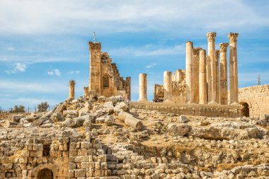 Ürdün 'deki Jerash arkeolojik kompleksindeki Zeus Tapınağı' na bakın.