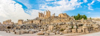 Jerash-Ürdün arkeolojik kompleksinde Zeus Teple ile Deacon evinin harabelerinde panoramik manzara
