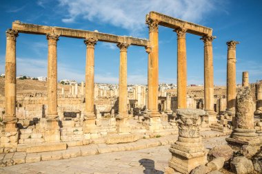 Ürdün 'deki Jerash arkeoloji kompleksindeki Maximus yolundaki Sütunlara bak