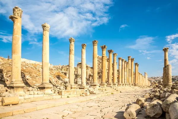 Jerash-Ürdün arkeoloji kompleksindeki Maximus caddesindeki Sütunlara bakın.