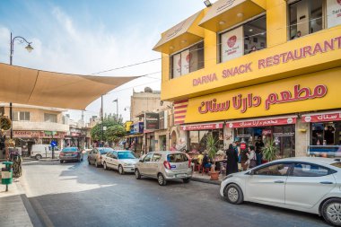 NADABA, JORDAN - 28 Ekim 2023 Madaba sokaklarında. Madaba, Ürdün 'ün orta kesiminde, Madaba ilinin merkezi kent..