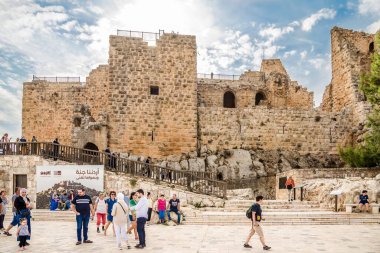 AJLOUN, JORDAN - 27 Ekim 2023 Ajloun Kalesi 'ne bakın. Ajloun Kalesi, Ürdün 'ün kuzeybatısında yer alan 12. yüzyıldan kalma bir Müslüman kalesidir..