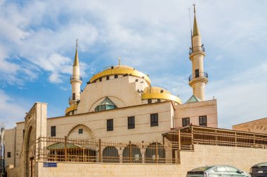 Ürdün 'deki Madaba sokaklarındaki Kral Hüseyin Camii' ne bakın.