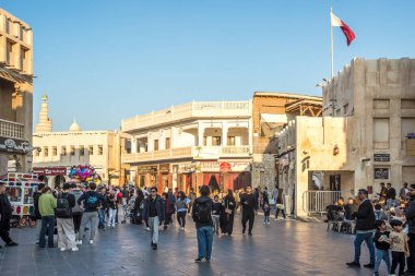 DOHA, Katar - 8 Şubat 2024 - Doha 'daki Souq Waqif pazarının sokaklarında. Doha Katar 'ın başkentidir. .